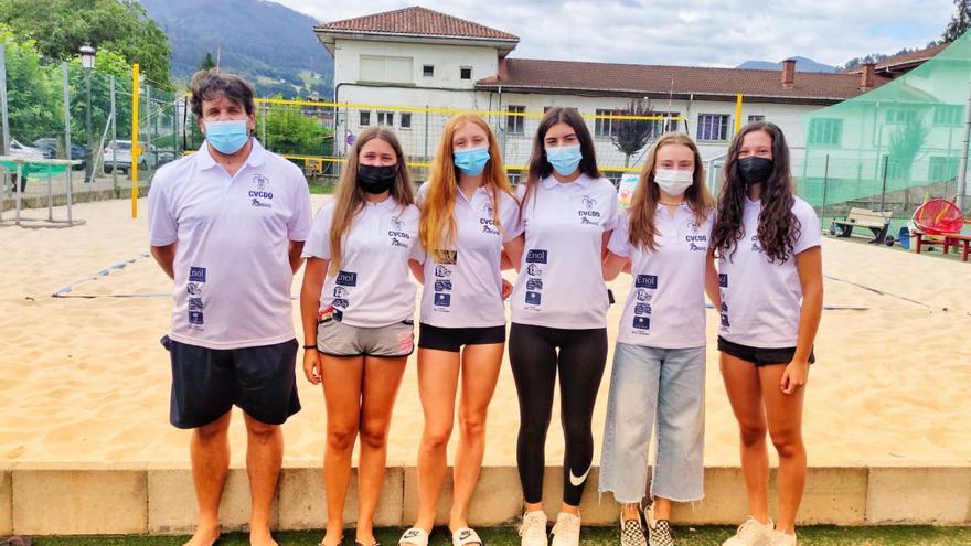 Las chicas cadetes del CV Cangas de Onís rumbo al Campeonato de España de Vóley-Playa, en Lorca (Murcia)