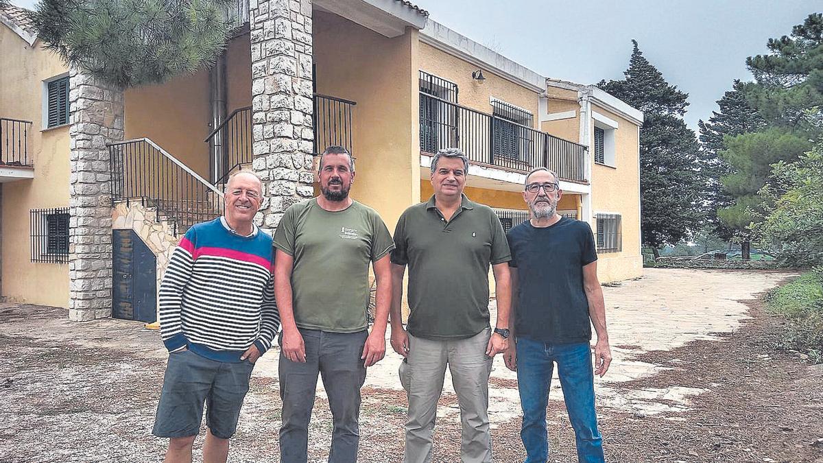 Armengot (primero por la izquierda) y Aupí, en el extremo derecho, en la Casa delBarón.