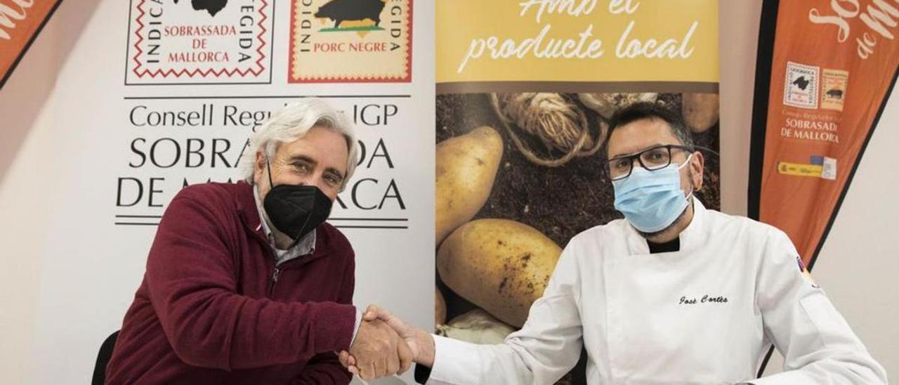 Andreu Palou y Jose Cortés durante la firma del convenio.