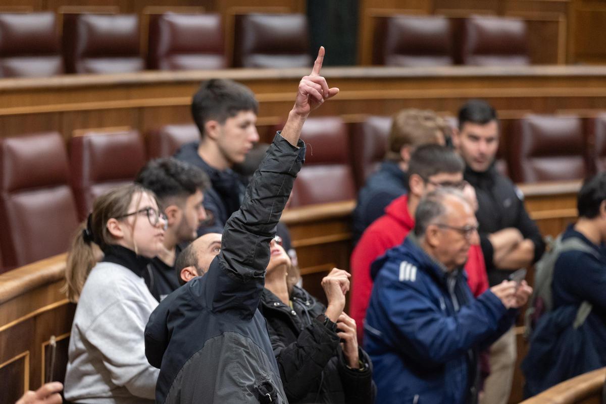 Varias personas durante una visita al Congreso de los Diputados.