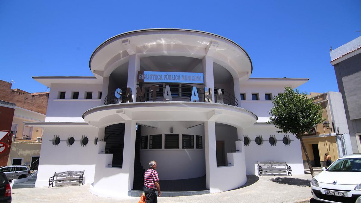 Fachada de la Biblioteca Pública Municipal de Santa Ana, en una imagen de archivo.