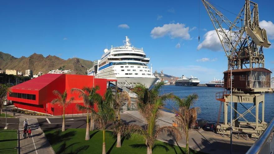 Cruceros en el puerto de las capital tinerfeña.