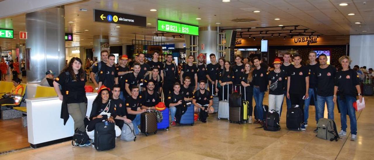 La delegación española, antes de partir hacia Kazán. En el centro, Paula R. (maleta amarilla), junto a Cristian F. e Izan B. (a su izquierda).