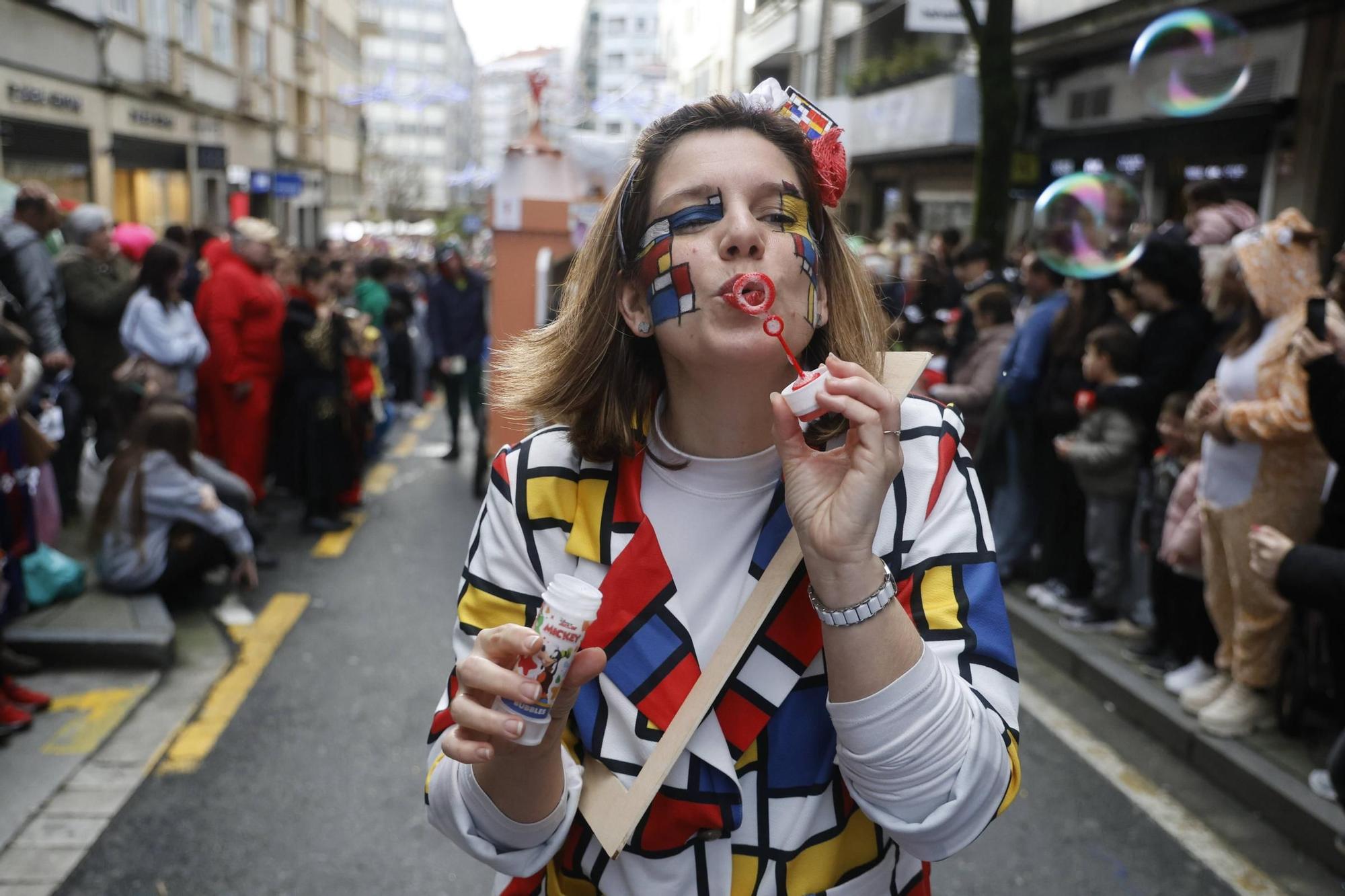 Santiago disfruta del tradicional desfile de martes de Entroido