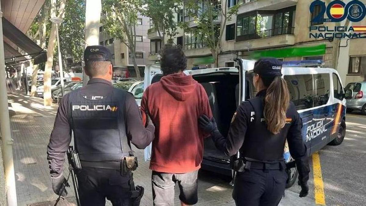 Beamte der Nationalpolizei mit dem Festgenommenen