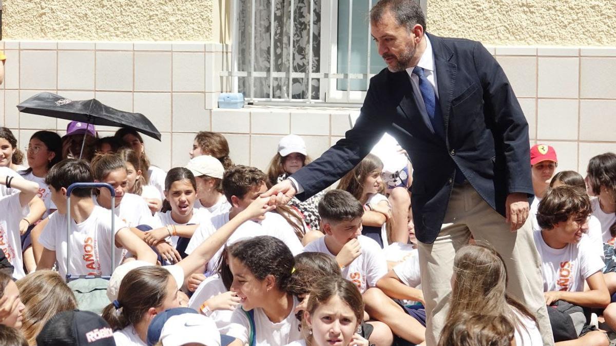 El alcalde de Santa Cruz, con los alumnos de un colegio.