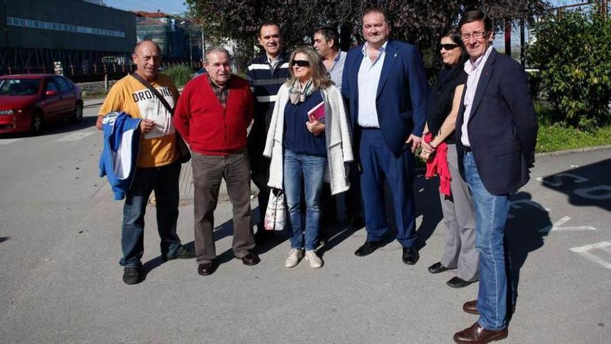 Ramón Argüelles, en el centro, rodeado por los representantes de IU de Avilés, junto al apeadero de Feve.