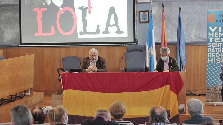 Presentación del libro de “Lola” en el salón de sesiones de Cangas.   | //SANTOS ÁLVAREZ