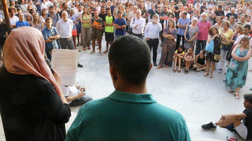 Concentració al Masnou contra els atacs sexistes i la xenofòbia.