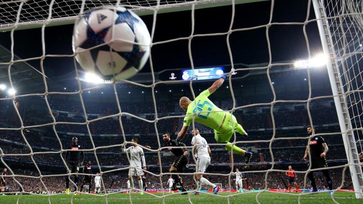 Benzema marca el primer gol del Madrid.