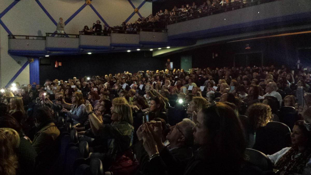 Los espectadores, en el papel de cineastas con su móvil, por la presencia de Richard Gere en un estreno.