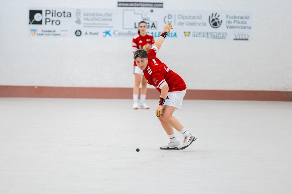 Fanni prepara el braç per a colpejar.