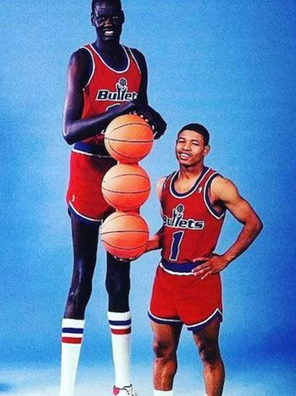 La viral and historical imágne de bogues next to Bol Bol