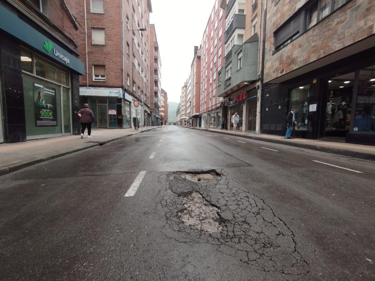 Estado de la calle Norte de La Felguera, que afronta obras de reparación