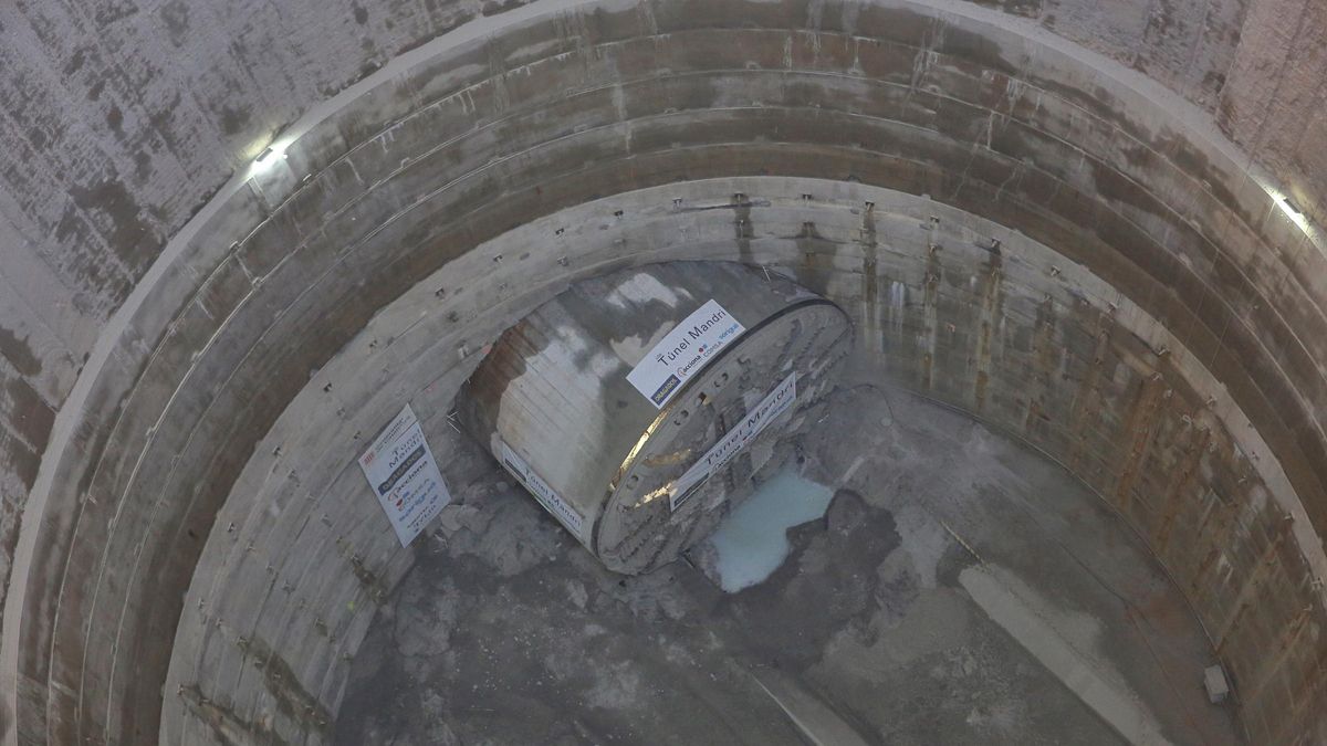 La tuneladora de las líneas 9 y 10 en el pozo de la calle Mandri, en Barcelona.