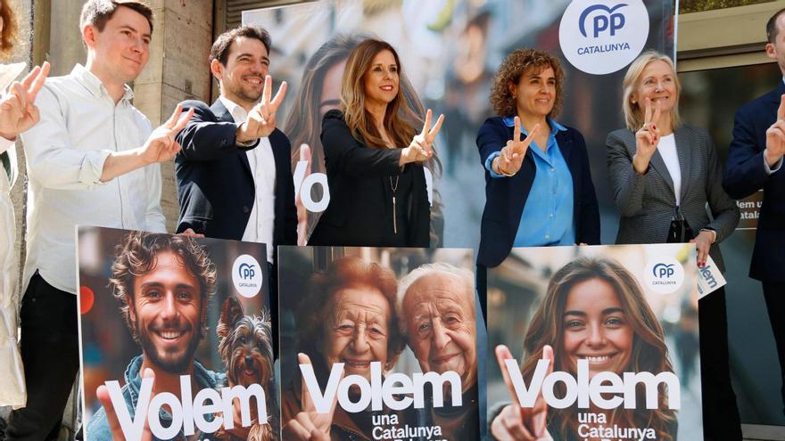 Candidatos del PP posan con el cartel de precampaña para las elecciones catalanas del 12-M
