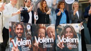 Candidatos del PP posan con el cartel de precampaña para las elecciones catalanas del 12-M