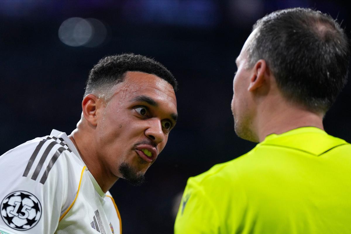 Alexander-Arnold discute con el árbitro del encuentro.