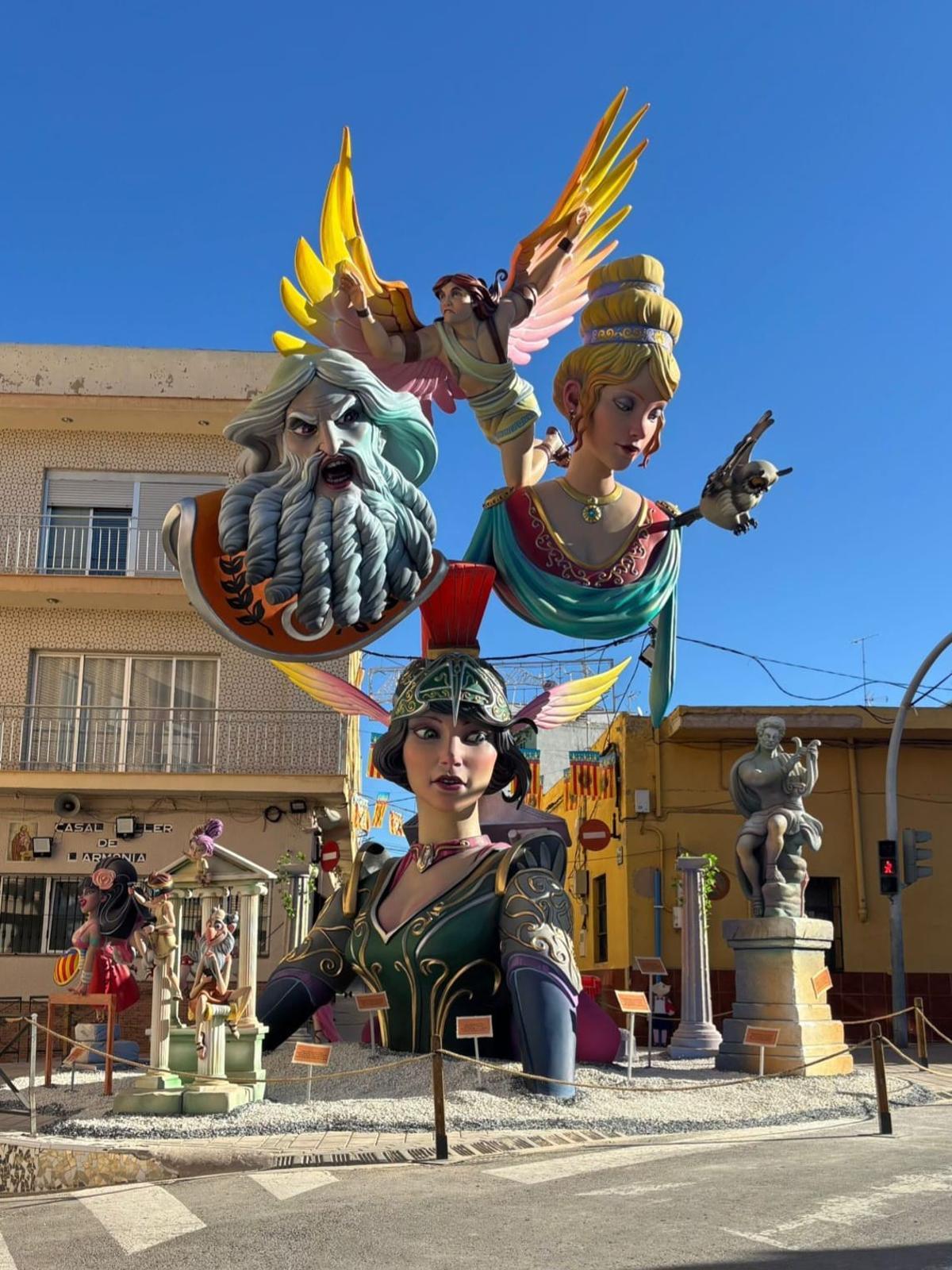 El monumento grande de la falla ganadora del primer premio, l'Harmonia de Riba-roja de Túria.