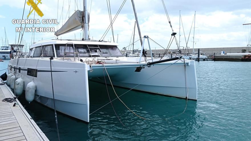 Localizan un catamarán a la deriva tras caer su patrón al mar en Canarias