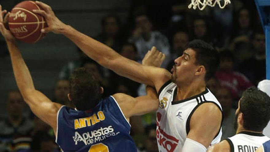 Imagen del partido entre el Real Madrid y el UCAM Murcia.