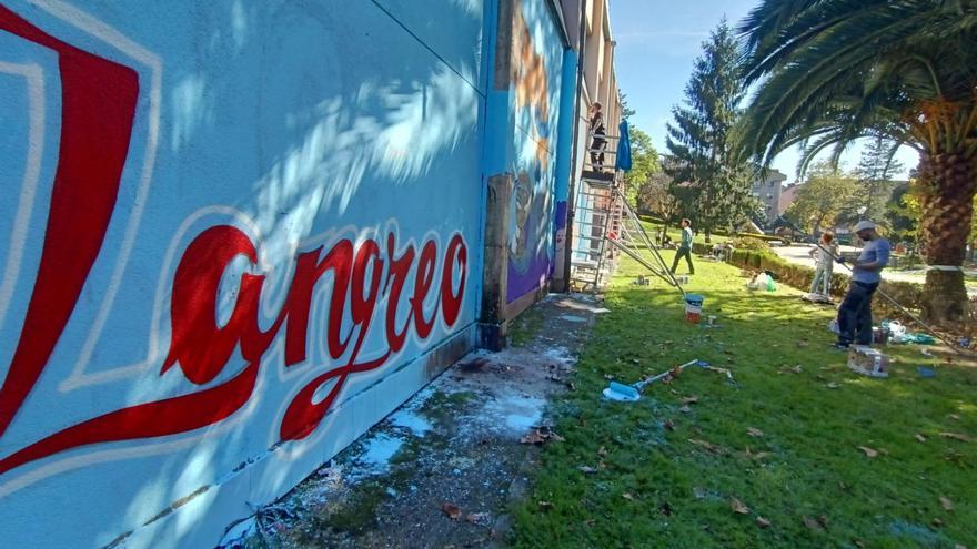 El muro del polideportivo de La Felguera, una enorme obra de arte