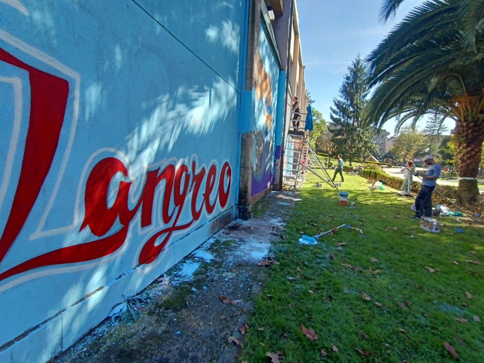 Diecinueve grafiteros se unen para lucir el polideportivo de La Felguera