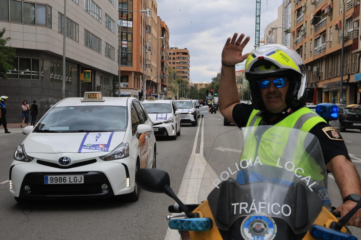 Los taxistas se manifiestan en Alicante y colapsan el centro de la ciudad.