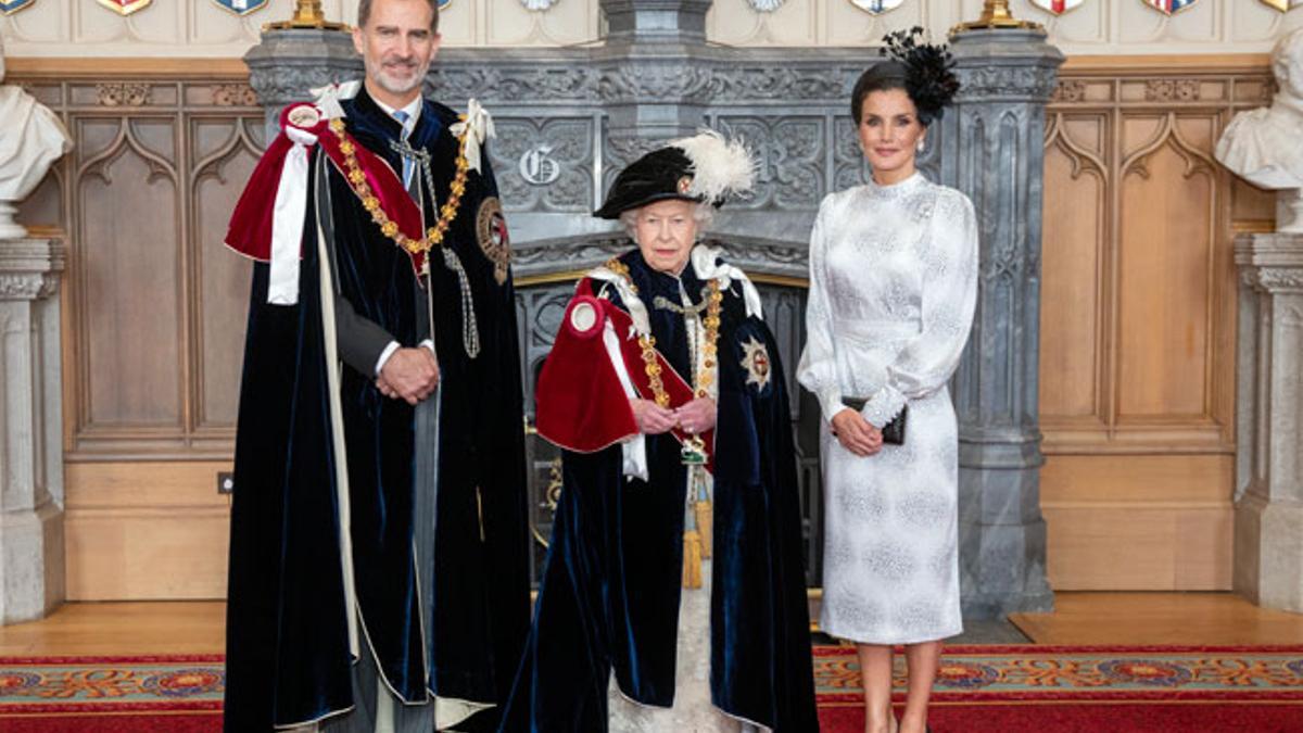 Letizia Ortiz, junto a la reina Isabel II y Felipe VI, con vestido de Cherubina