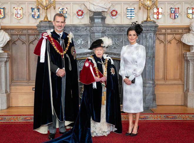 Letizia Ortiz, junto a la reina Isabel II y Felipe VI, con vestido de Cherubina