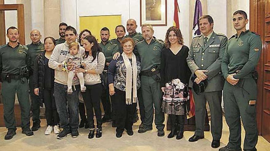 Miembros del GEAS, Rosario Sánchez (3d) y particulares y familiares afectados por la riada, ayer.