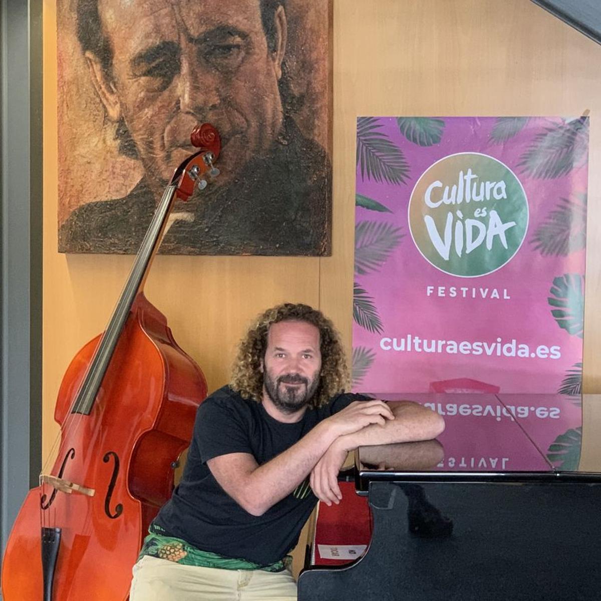 Miki Jaume junto al cartel del festival 'Cultura es Vida Mallorca'