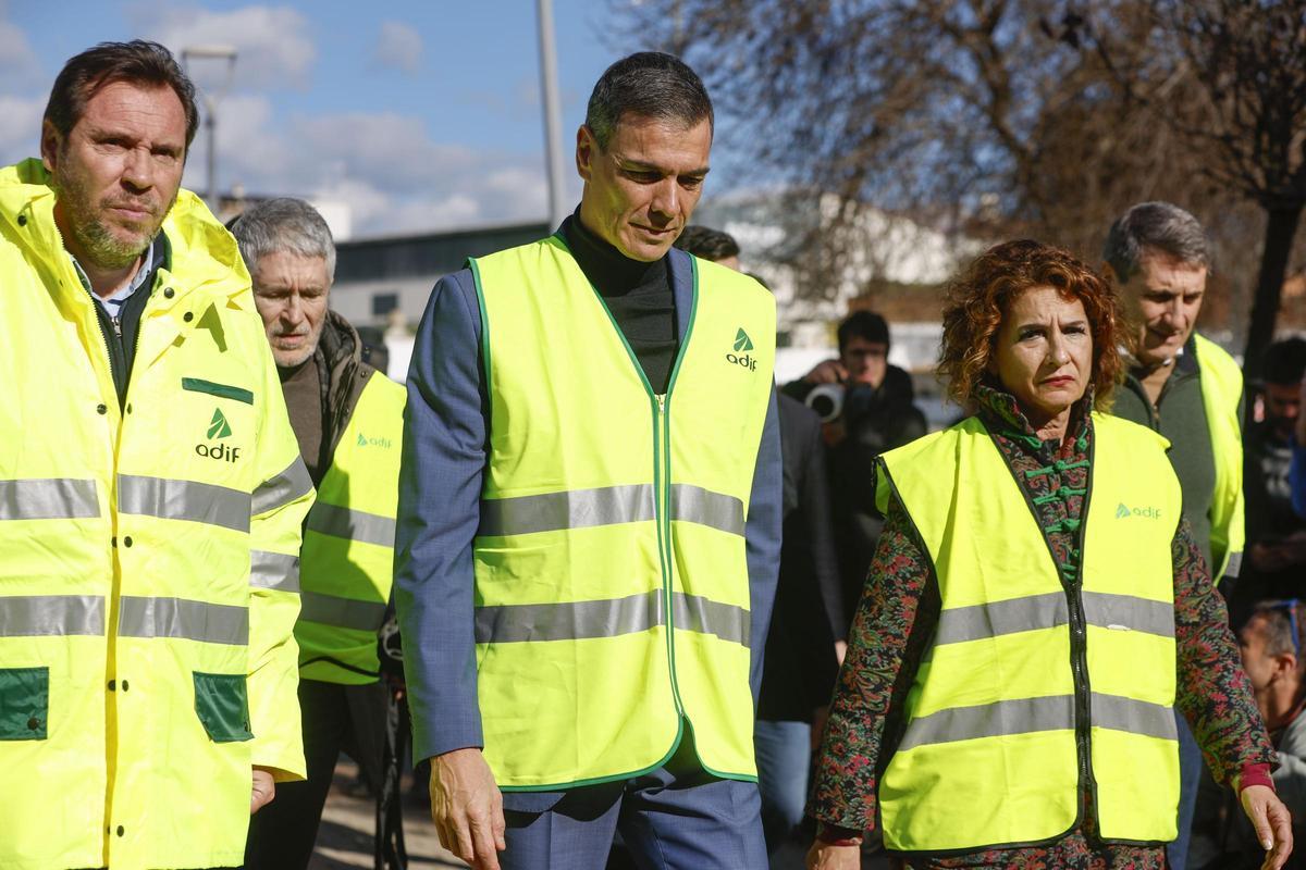 Óscar Puente, el presidente Sánchez y María Jesús Montero, en Adamuz.
