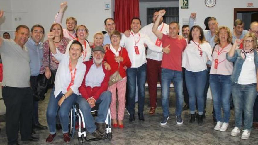 Los socialistas, celebrando la victoria en Canet.