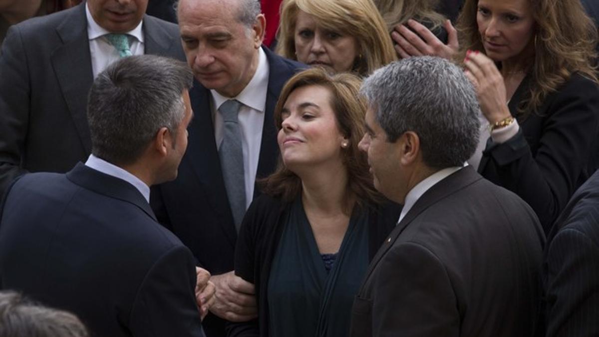 La vicepresidenta del Gobierno central, Soraya Sáenz de Santamaría (centro), y el 'conseller' de Presidència, Francesc Homs (derecha), este martes en Barcelona.