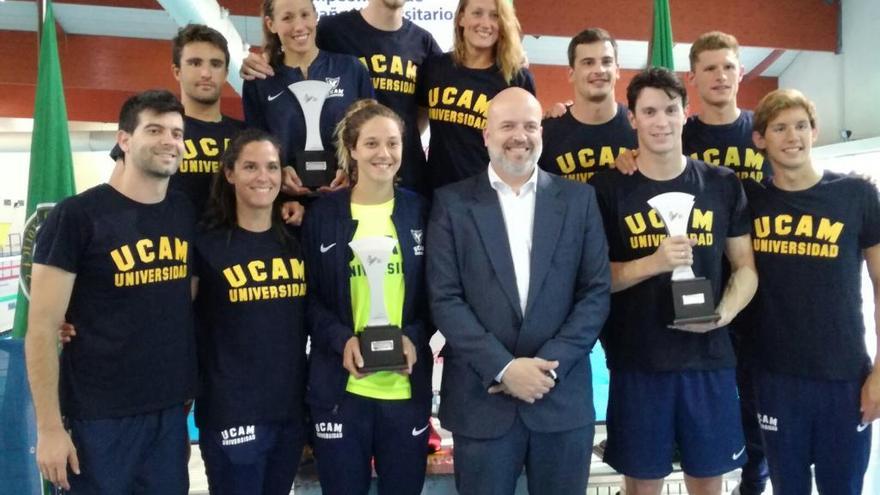 Los nadadores de la UCAM, ayer con sus trofeos.