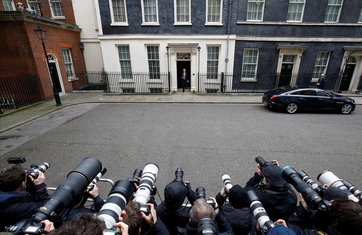 La prensa espera la salida de Philip Hammond a las puertas de Downing Street, en Londres.