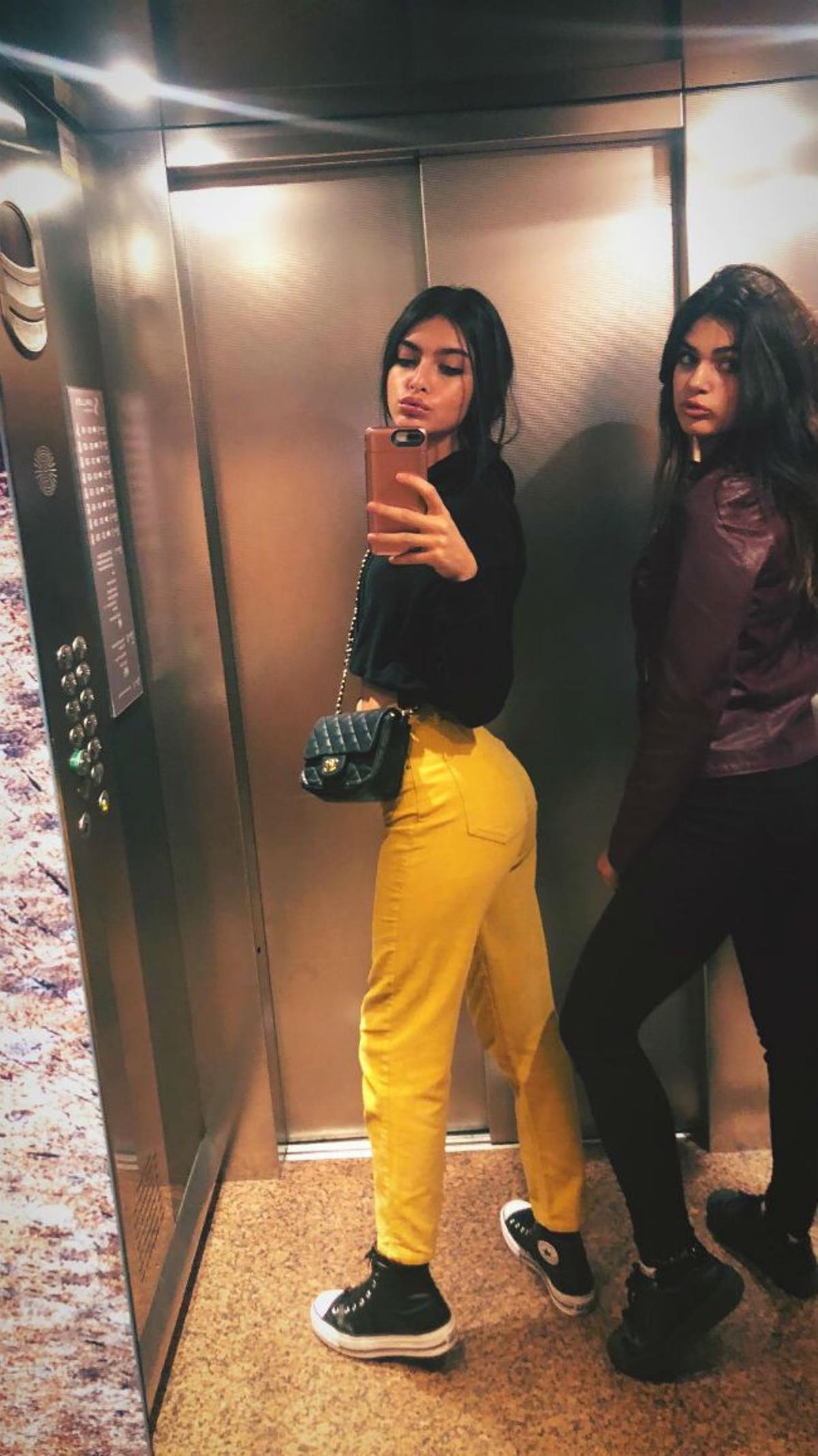 Lucía Rivera Romero con pantalón de pana amarillo de Pull&amp;Bear