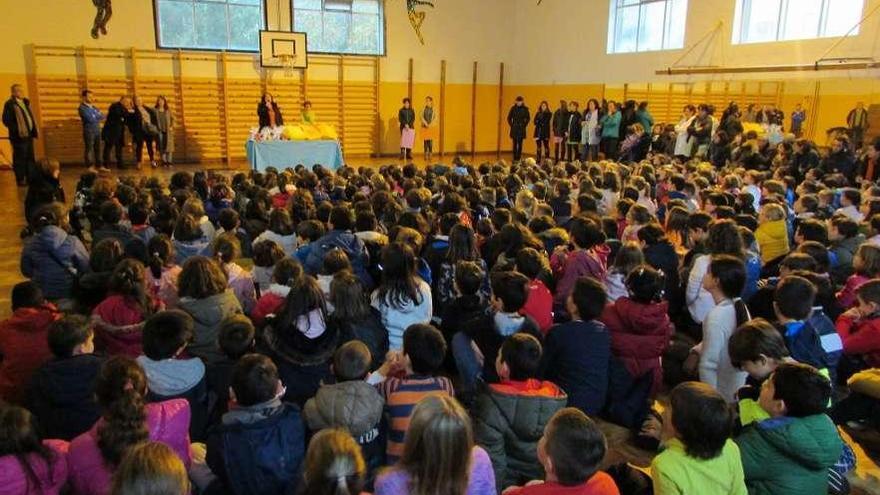 La comunidad educativa de un centro asturiano, reunida durante una actividad colectiva.