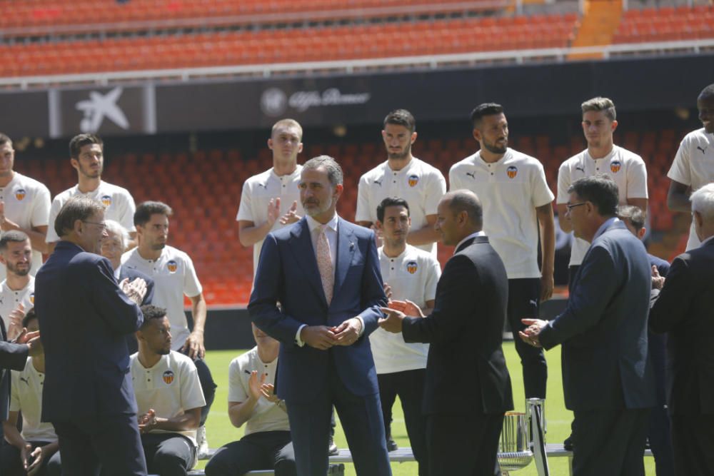 El rey Felipe VI felicita a la plantilla del Valencia CF por conseguir la Copa