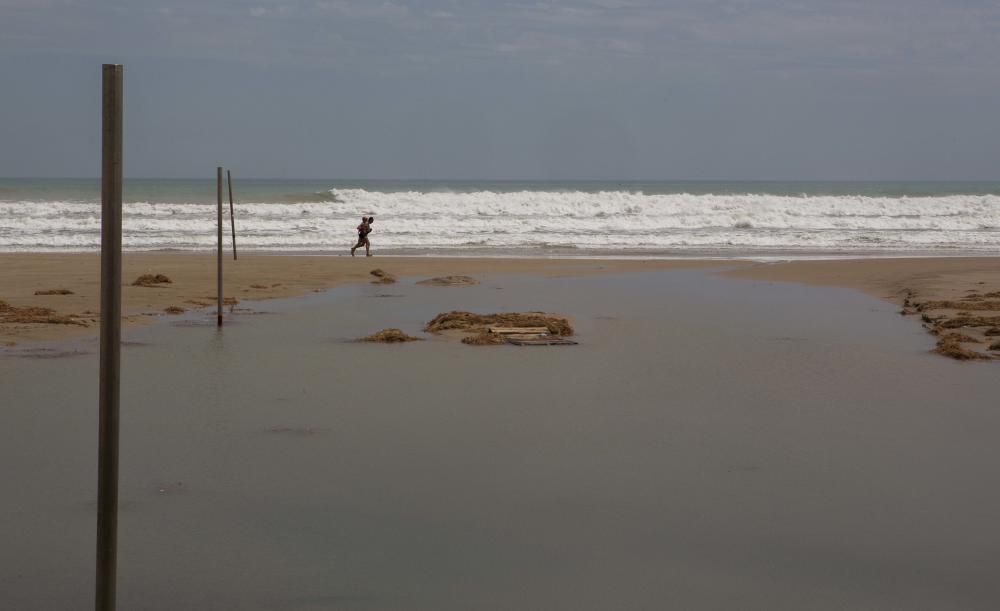 El temporal causa daños en las playas de Alicante