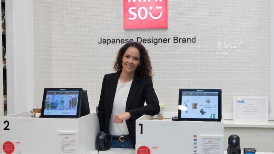 Ana Rivera, directora general de Miniso para España y Portugal, en una tienda con el logotipo de la cadena.