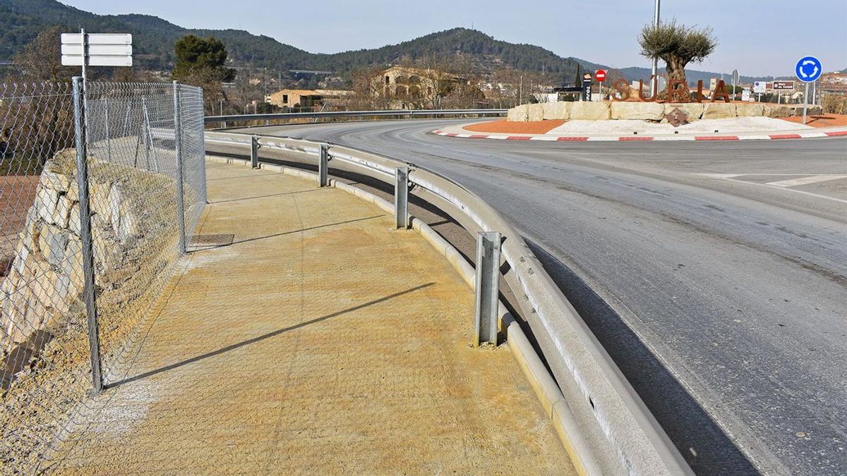 Imatge de la nova vorera que permet circular a peu amb seguretat al costat de la rotonda | AJUNTAMENT DE SÚRIA