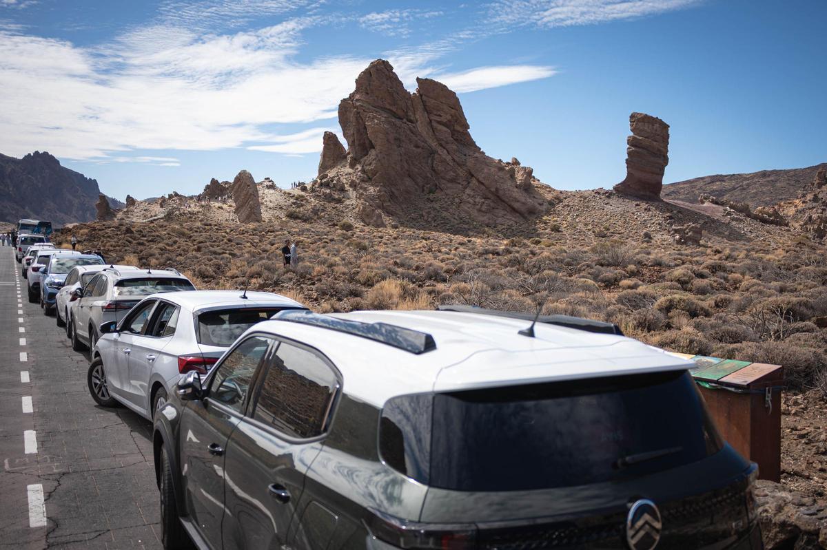 Vehículos aparcados en los márgenes de la carretera en el Parque Nacional del Teide