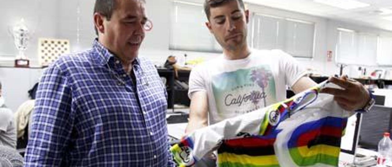 Julio Monreal,  director de Levante-EMV, y Sebastián Mora, con el maillot, ayer.