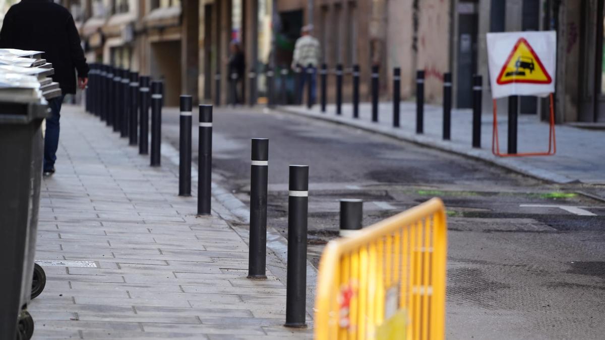 Bolardos en la zona de bajas emisiones de Zamora.