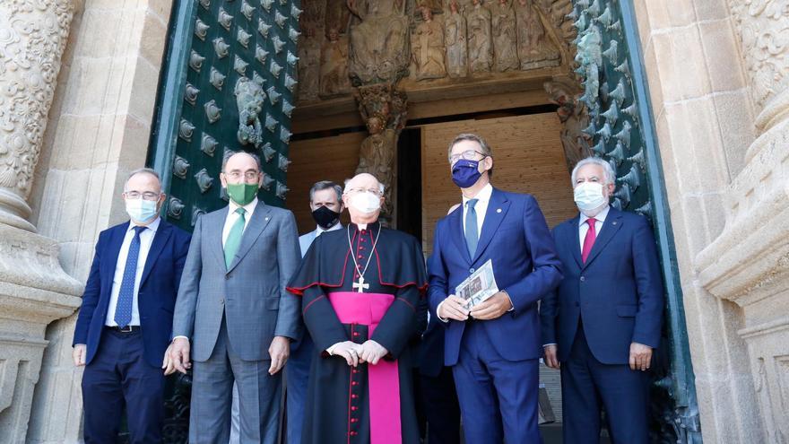Autoridades en la inauguración de la nueva iluminación de la Catedral. Foto: Antonio Hernández