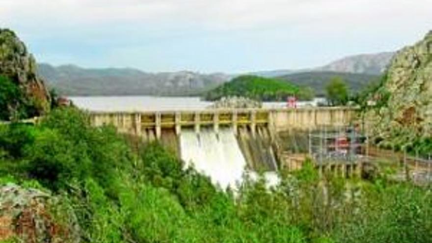 García Sola desembalsa agua a la presa de Orellana y ésta al río