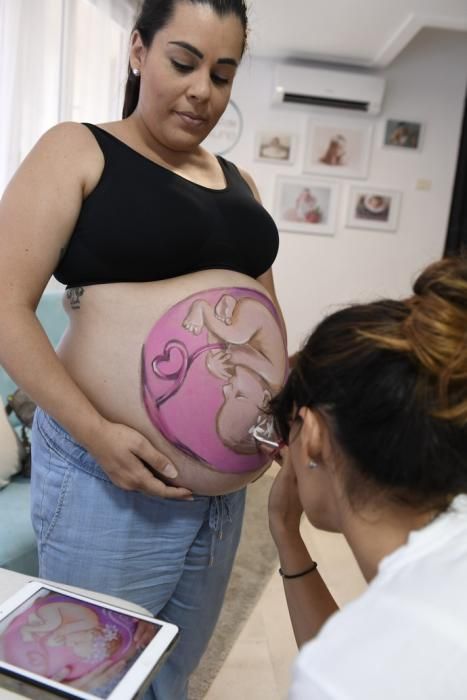 21-06-19 TELDE. SEDE LA LUNA DE NEPTUNO. LAS PALMAS DE GRAN CANARIA. Reportaje a una artista que pinta barrigas de embarazada. Fotos: Juan Castro.  | 21/06/2019 | Fotógrafo: Juan Carlos Castro