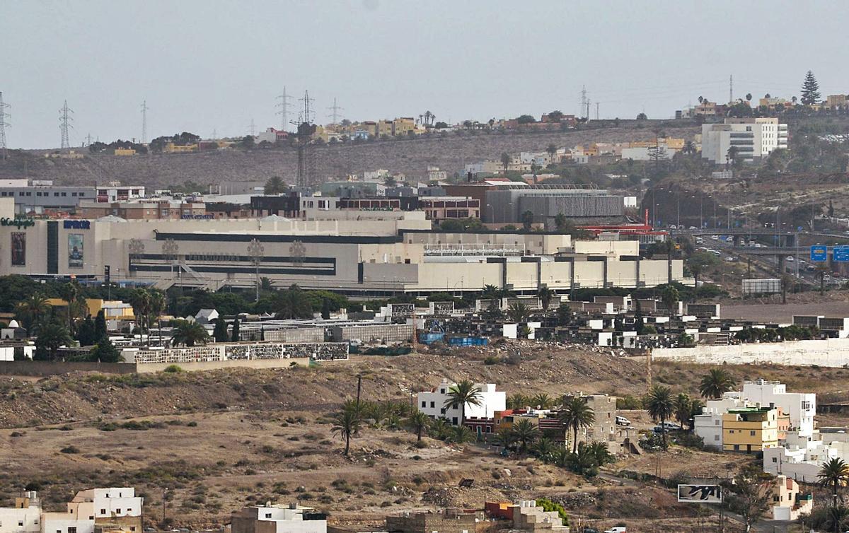 Vista panorámica de los terrenos de Lomo Bravo por donde discurrirá el nuevo vial de acceso al cementerio de San Lázaro. | | JOSÉ CARLOS GUERRA